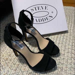 **NEVER WORN** steve madden sandals. 👡